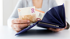 Επιδόματα: Ενίσχυση 300 ευρώ σε χήρες 60 ετών και άνω