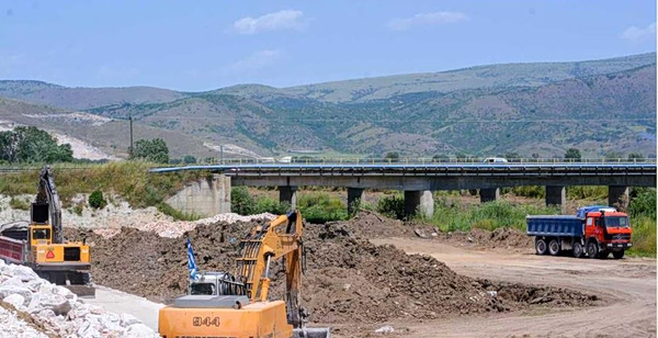 Εργασίες αποκατάστασης τμημάτων του ποταμού Φαρσαλίτη