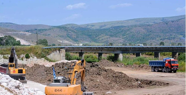 Εργασίες αποκατάστασης τμημάτων του ποταμού Φαρσαλίτη