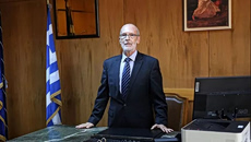 24 ώρες μετά και ο κ. Τζαβέλλας ακόμη δεν έχει παραιτηθεί