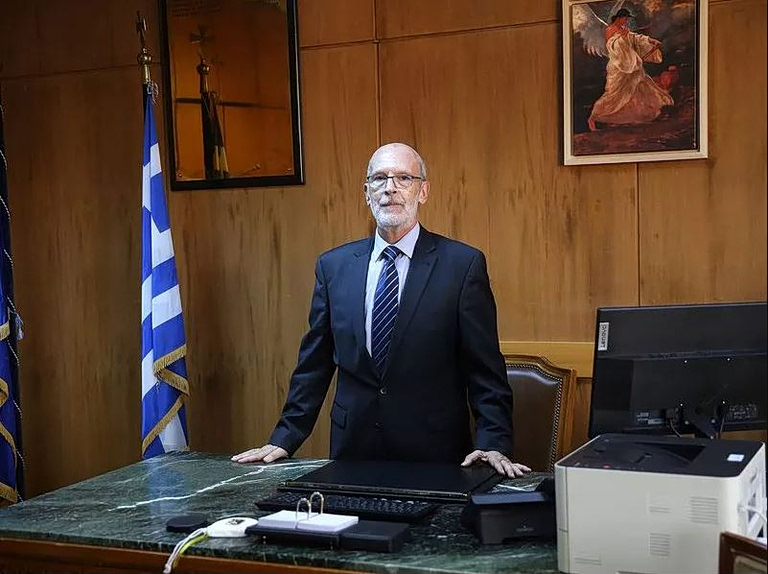 24 ώρες μετά και ο κ. Τζαβέλλας ακόμη δεν έχει παραιτηθεί