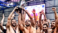 Πόλο: ‘Εγινε χαμός στην απονομή του τροπαίου στον πρωταθλητή Ολυμπιακό (vid)