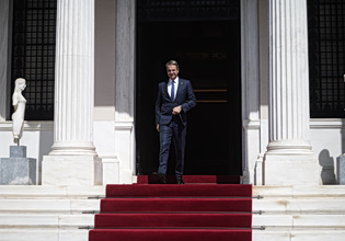 Συνάντηση Μητσοτάκη με τον Σαντάμ Χαφτάρ στο Μαξίμου