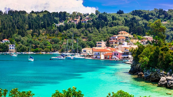Το ελληνικό νησί που υμνεί η Βρετανική Express – «Τιρκουάζ νερά που ανταγωνίζονται αυτά της Καραϊβικής»