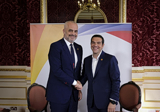 Απάντηση Τσίπρα στον Ράμα με αιχμές – «Μην μπερδεύουμε το πατριωτικό καθήκον με τον εθνικισμό»