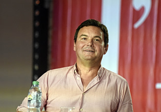 Ο οικονομολόγος Τομά Πικετί προτείνει τη σύγκλιση των εισοδημάτων στα επίπεδα των πλουσίων χωρών μέχρι το 2100