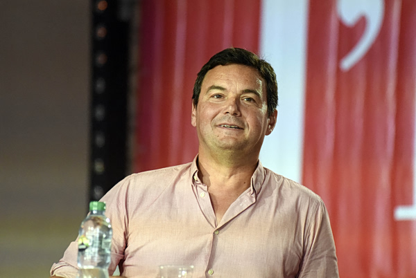 Ο οικονομολόγος Τομά Πικετί προτείνει τη σύγκλιση των εισοδημάτων στα επίπεδα των πλουσίων χωρών μέχρι το 2100