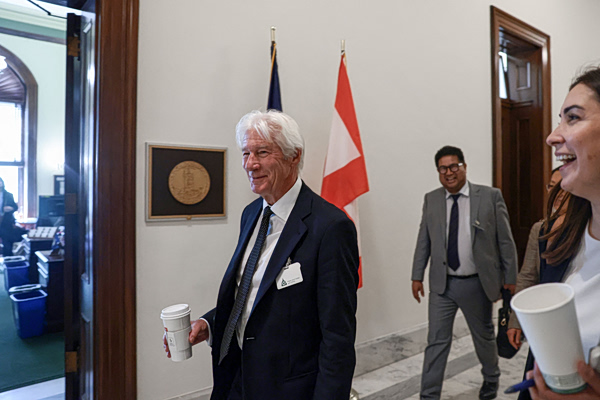 «Μανιακός ο Τραμπ, καταστρέφει ό,τι όμορφο υπάρχει», λέει ο Ρίτσαρντ Γκιρ