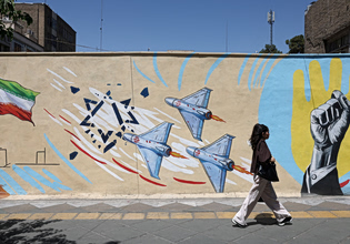 Ιράν: Διακόπτει τις έμμεσες συνομιλίες με τις ΗΠΑ – Απειλεί να κλείσει και το Στενό Μπαμπ αλ-Μαντέμπ