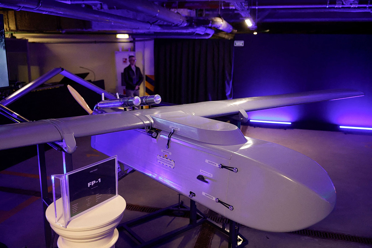 To drone μεγάλου βεληνεκούς Point FP-1 σε αμυντική έκθεση στην Ουκρανία. Εν μέσω πολέμου, η χώρα δημιούργησε μια νέα βιομηχανία μη επανδρωμένων αεροσκαφών (Reuters)