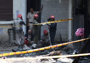 Ινδία: 18 ξένοι υπήκοοι μεταξύ των 21 νεκρών από τη φωτιά σε ξενοδοχείο στο Νέο Δελχί
