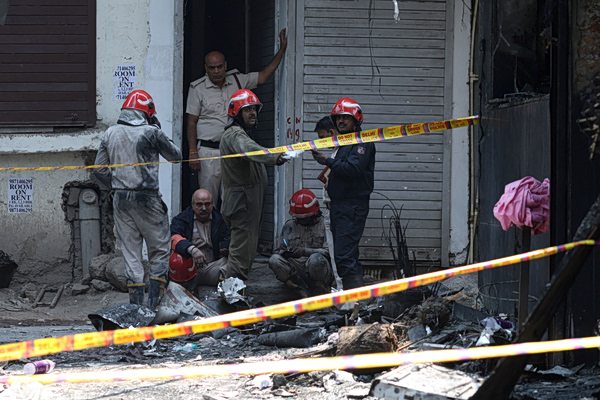 Ινδία: 18 ξένοι υπήκοοι μεταξύ των 21 νεκρών από τη φωτιά σε ξενοδοχείο στο Νέο Δελχί