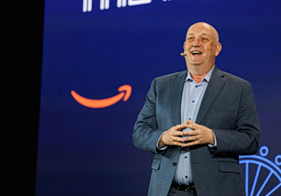 Νέο ρομπότ πιάνει δουλειά στην Amazon, αυξάνονται οι απολύσεις