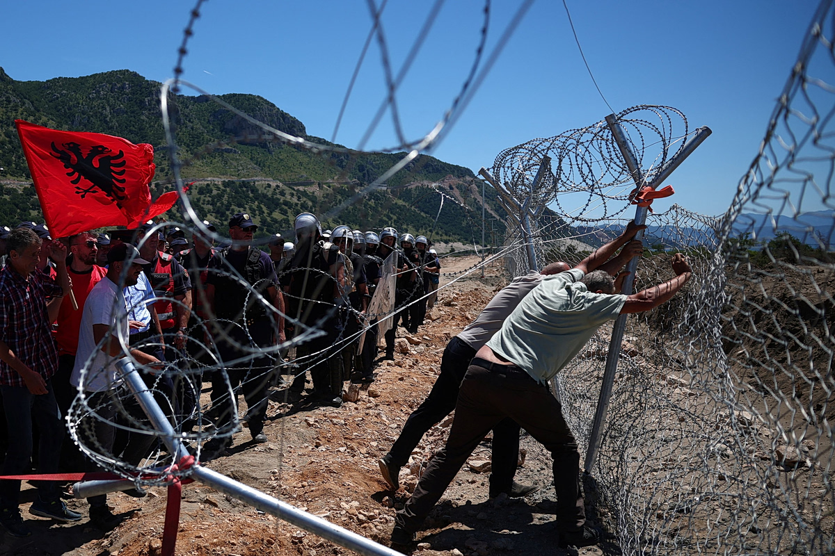 Αλβανία: Διαδηλωτές γκρεμίζουν φράχτες εργοταξίων – Οργή για το τουριστικό σχέδιο του γαμπρού του Τραμπ