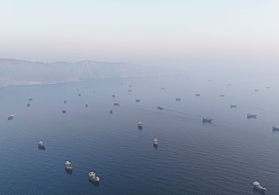 Τραμπ: Πλοία, πολλά φορτωμένα με πετρέλαιο, αρχίζουν να βγαίνουν από τα Στενά του Ορμούζ – Τι λέει το Ιράν