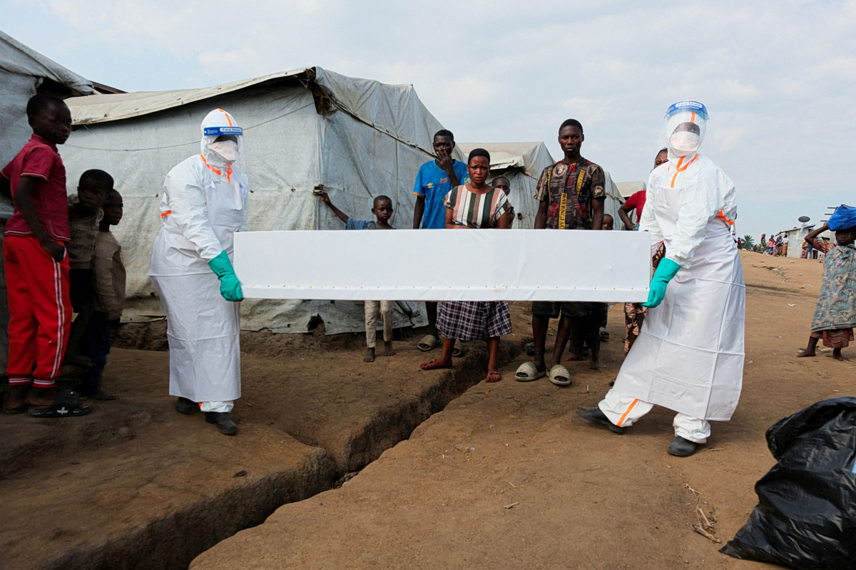 Τουλάχιστον 30 θάνατοι σε καταυλισμό στο Κονγκό δείχνουν ότι ο ιός Έμπολα εξαπλώνεται γρήγορα