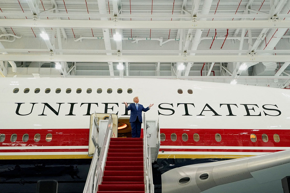Παρουσιάζει το νέο Air Force One ο Ντόναλντ Τραμπ – «Ένας ιπτάμενος Λευκός Οίκος»