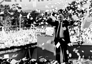 Ανδρουλάκης για Ανδρέα Παπανδρέου: Τριάντα χρόνια μετά εμπνέει τους αγώνες της γενιάς μας