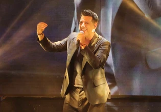 Ο Θοδωρής Φέρρης μετάτρεψε σε… γήπεδο το Κατράκειο στην πρώτη από τις δυο sold out συναυλίες του στην Αθήνα