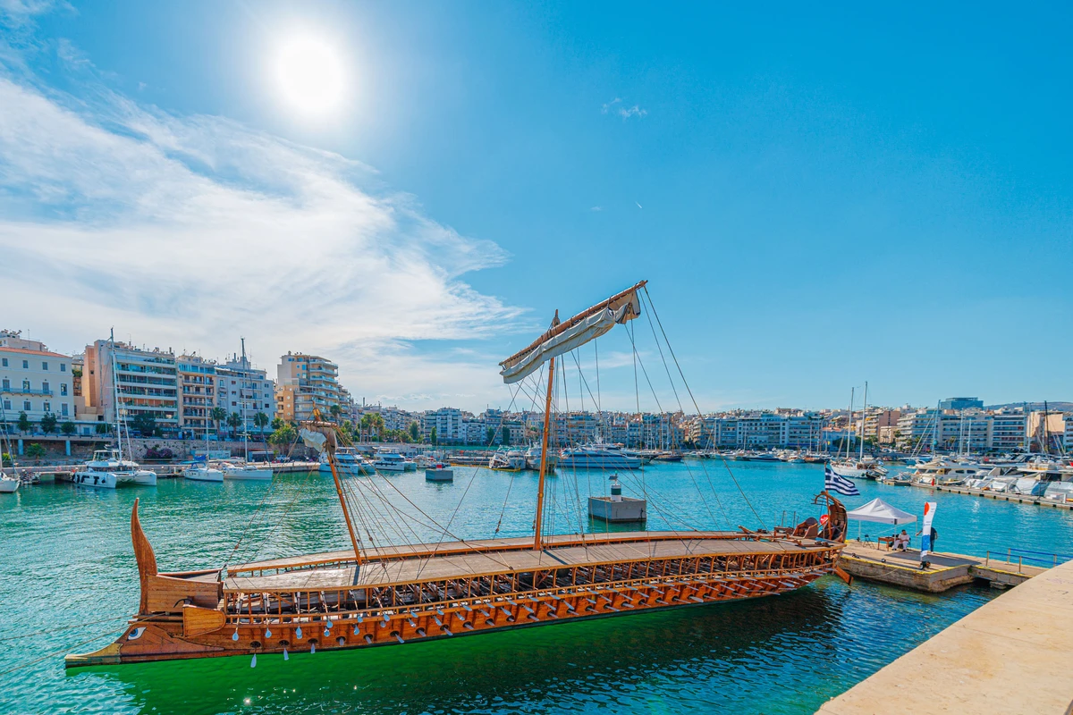Ο Δήμαρχος Πειραιά Γιάννης Μώραλης υποδέχθηκε την ιστορική τριήρη «Ολυμπιάς»