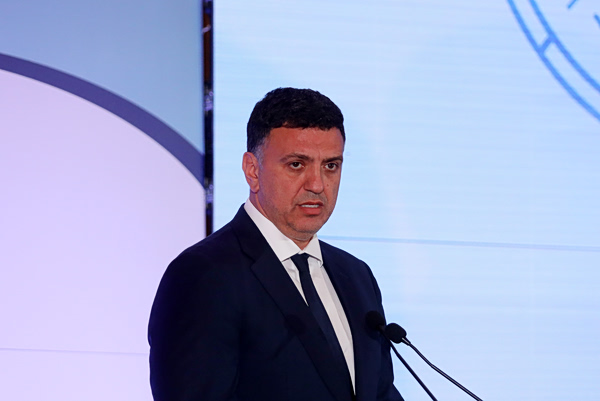 Πεντάχρονος παρασύρθηκε με φουσκωτό στρώμα λόγω ανέμων – Διασώθηκε από το Λιμενικό, συγχαρητήρια από Κικίλια