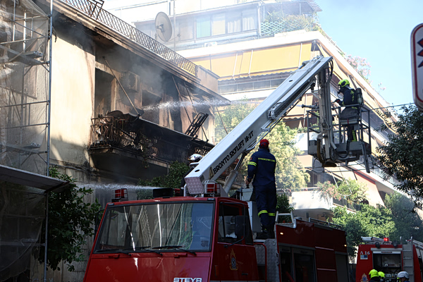 Μεγάλη φωτιά σε διώροφο κτίριο στην Καλλιθέα – Τραυματίστηκαν δύο ηλικιωμένοι