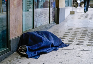 Αυξήθηκαν οι άστεγοι στην Αθήνα- Το προφίλ των ανθρώπων που μένουν στον δρόμο- Περισσότεροι οι Ελληνες