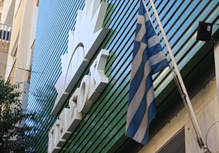 Το ΠΑΣΟΚ ανασυντάσσεται και επιτίθεται – Σκληρό πρέσινγκ στο Μαξίμου