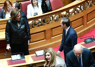 Βουλή: Κόντρα Μπακογιάννη – Δουδωνή για το άρθρο 86  – «Ανέλαβε ρόλο πεθερικών» – «Είμαι καλή πεθερά, το λέει και η νύφη μου»