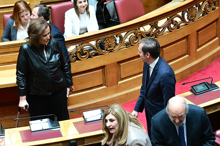 Βουλή: Κόντρα Μπακογιάννη – Δουδωνή για το άρθρο 86  – «Ανέλαβε ρόλο πεθερικών» – «Είμαι καλή πεθερά, το λέει και η νύφη μου»