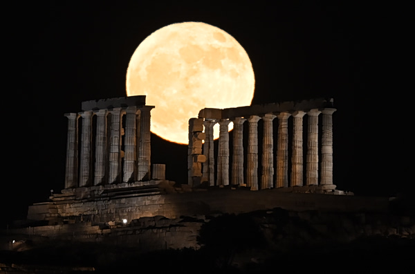 Πότε θα απολαύσετε την Πανσέληνο της Φράουλας; Πώς πήρε το όνομά του το μαγευτικό φαινόμενο