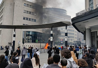 Βρυξέλλες: Φοιτητικές διαδηλώσεις και επεισόδια – Έβαλαν φωτιά έξω από τον κεντρικό σιδηροδρομικό σταθμό