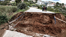 Κομμένος στη μέση ο δρόμος που συνδέει την Καλλιτεχνούπολη με τη Μαραθώνος – Εγκλωβισμένοι οι κάτοικοι σε περίπτωση πυρκαγιάς