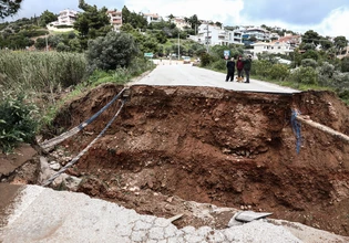 Κομμένος στη μέση ο δρόμος που συνδέει την Καλλιτεχνούπολη με τη Μαραθώνος – Εγκλωβισμένοι οι κάτοικοι σε περίπτωση πυρκαγιάς