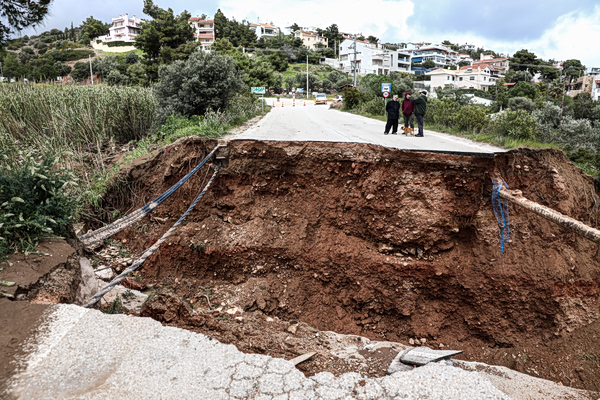 Κομμένος στη μέση ο δρόμος που συνδέει την Καλλιτεχνούπολη με τη Μαραθώνος – Εγκλωβισμένοι οι κάτοικοι σε περίπτωση πυρκαγιάς