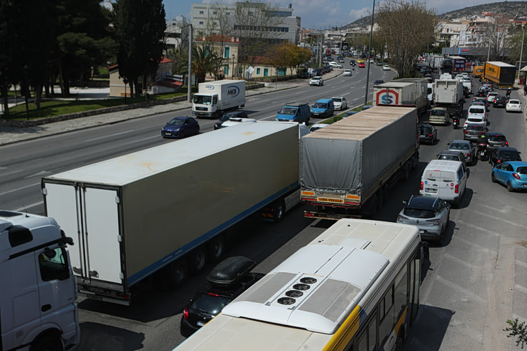 Καραμπόλα τριών οχημάτων στο κόμβο Μεταμόρφωσης – Τέσσερα ελαφρά τραυματίες