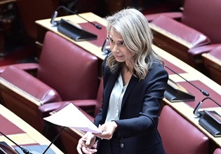 Αποστολάκη κατά Πιερρακάκη για ιδιωτικό χρέος: Οι πανηγυρισμοί τελειώνουν εκεί που αρχίζει η αλήθεια