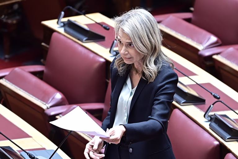 Αποστολάκη κατά Πιερρακάκη για ιδιωτικό χρέος: Οι πανηγυρισμοί τελειώνουν εκεί που αρχίζει η αλήθεια