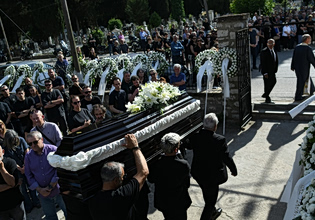 Σε κλίμα οδύνης και βαθιάς συγκίνησης η κηδεία του Μάριου Οικονόμου (pics)