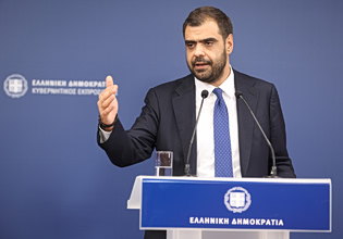 Ο Μαρινάκης της κυβέρνησης «Μαυρογιαλούρου» κατηγορεί τον Τσίπρα ότι του θυμίζει τον Κωνσταντάρα στον «Τρελοπενηντάρη»