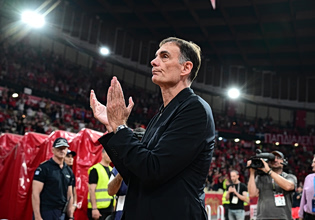 Ολυμπιακός – Παναθηναϊκός: Αποθέωση κατά την είσοδο του Γιώργου Μπαρτζώκα (vid)