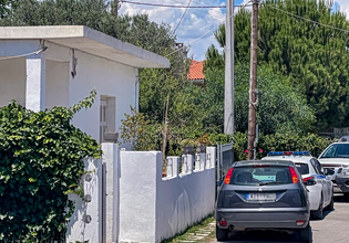 Αιγιαλεία: Η μητέρα είδε το δολοφόνο του γιου της;  Τι εξετάζουν οι Αρχές για το διπλό έγκλημα