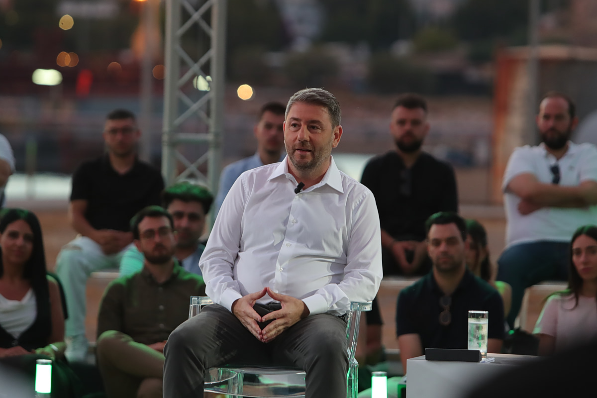 Η σύγκρουση Μαξίμου – ΠΑΣΟΚ για το «τζάμπα» και το άνοιγμα Ανδρουλάκη στη νέα γενιά
