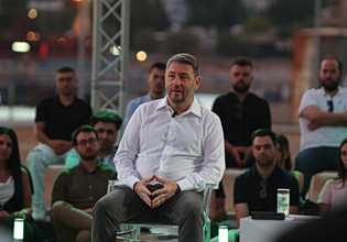 Η σύγκρουση Μαξίμου – ΠΑΣΟΚ για το «τζάμπα» και το άνοιγμα Ανδρουλάκη στη νέα γενιά