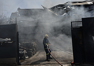 Μενίδι: Υπό έλεγχο η φωτιά στο κατάστημα με ανταλλακτικά αυτοκινήτων – Με έγκαυμα ο ιδιοκτήτης