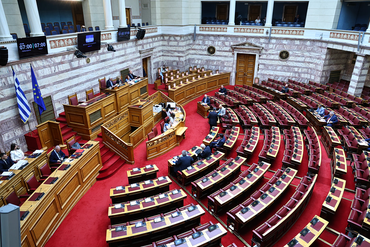 «Το «τζάμπα» αφορά τους συμβούλους της κυβέρνησης» – Πολιτική αντιπαράθεση για την οικονομία