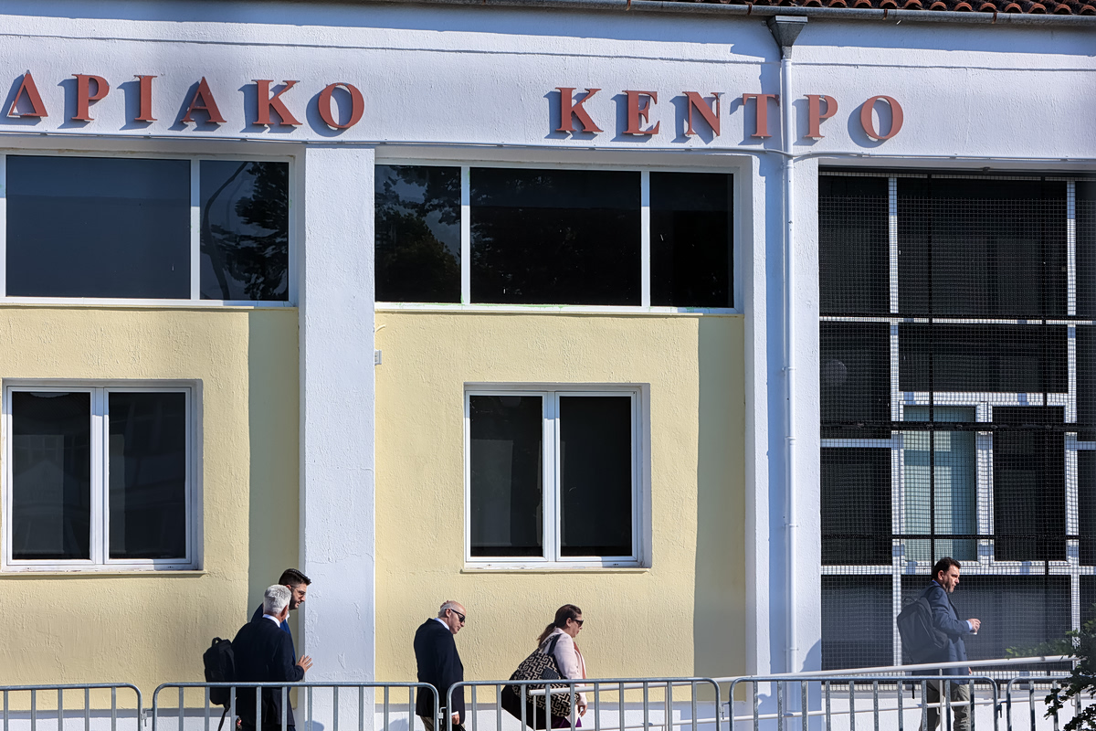 Δίκη για τα Τέμπη: «Το δικαστήριο δεν επηρεάζεται από μια δήλωση πρωθυπουργού ή υπουργού», απάντησε η πρόεδρος σε συγγενή θύματος