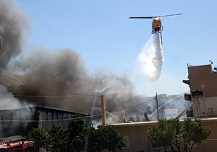 Φωτιά στο Ηράκλειο: Στάχτη και αποκαΐδια έγινε η αποθήκη στον Άγιο Ιωάννη τον Χωστό – Δείτε βίντεο με την καταστροφή