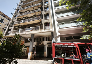 Ομόνοια: Από ηλεκτρονικό πατίνι εκτιμάται ότι ξέσπασε η φωτιά στο ξενοδοχείο – Διασωληνώθηκε 40χρονος