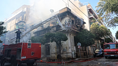 Βίντεο ντοκουμέντο από τη φωτιά στην Καλλιθέα – Η στιγμή που η 75χρονη πηδά από το μπαλκόνι για να σωθεί
